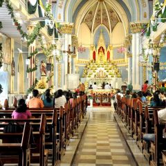 Maharashtra: With COVID restrictions in place, people offer Christmas prayers from church gate