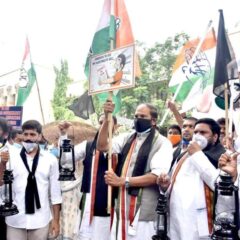 Telangana Congress president accuses BJP, TRS governments of "robbing common people"