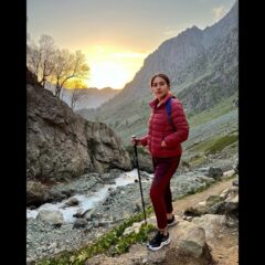 'Kashmir Ki Kali' Sara Ali Khan Gives Glimpse Of Her Trek In The Valley