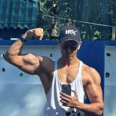 Hrithik Roshan Flexes Muscles In New Picture
